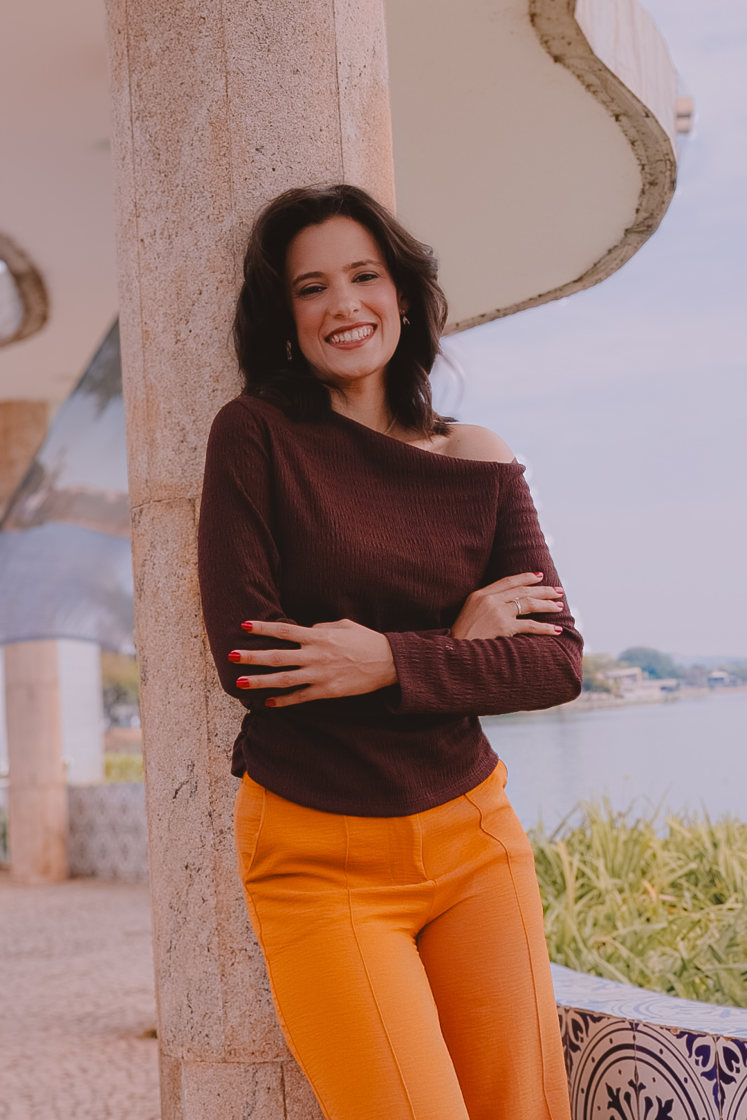 Débora Maia, consultora de comunicação estratégica, em ambiente externo com luz natural